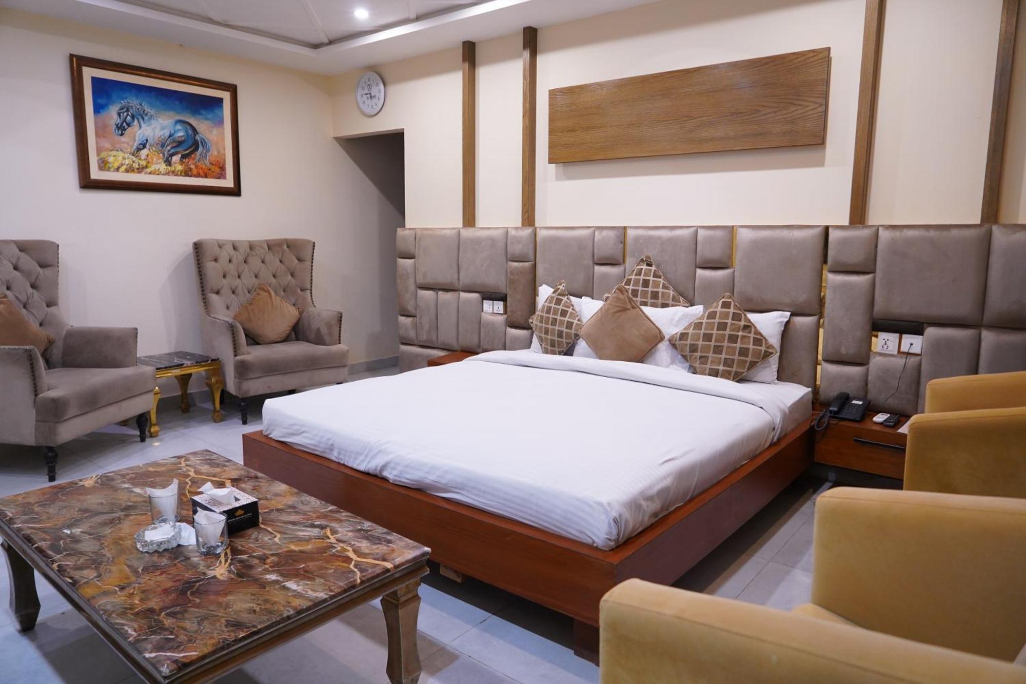 Hotel Avalon Suites ムルターン エクステリア 写真